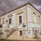 ...e l�altra, appunto, i servizi igienici. Quest�ultima si presenta come un elegante edificio neoclassico di color giallino, purtroppo deturpato da numerose scritte realizzate da improvvisati graffitari